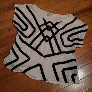 Ecote Black and Cream Geometric Short Sleeve Top